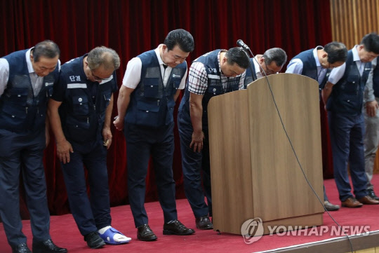 지난 8일 서울 광화문우체국에서 이동호 전국우정노동조합 위원장을 비롯한 집행부가 9일로 예정된 총파업 철회를 선언한 뒤 인사를 하고 있다. 연합뉴스